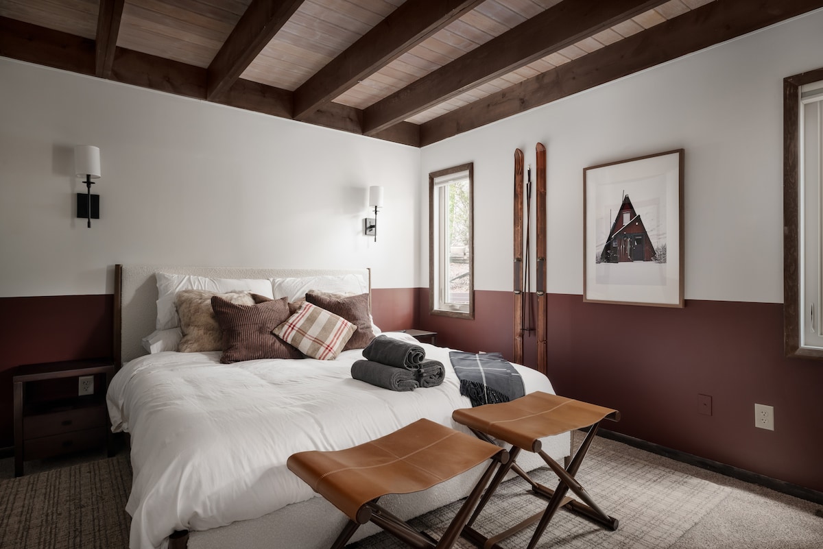 King bedroom with exposed beams